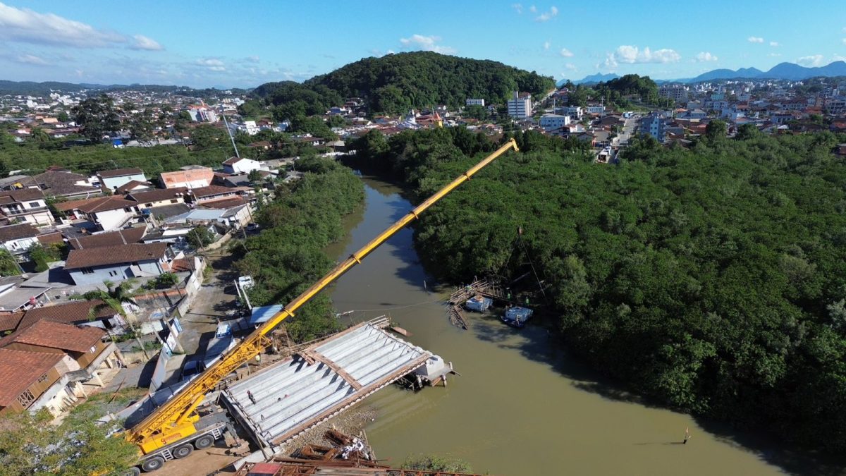 Vigas de mais de 15 toneladas serão instaladas em nova etapa de ponte de R$ 27 milhões