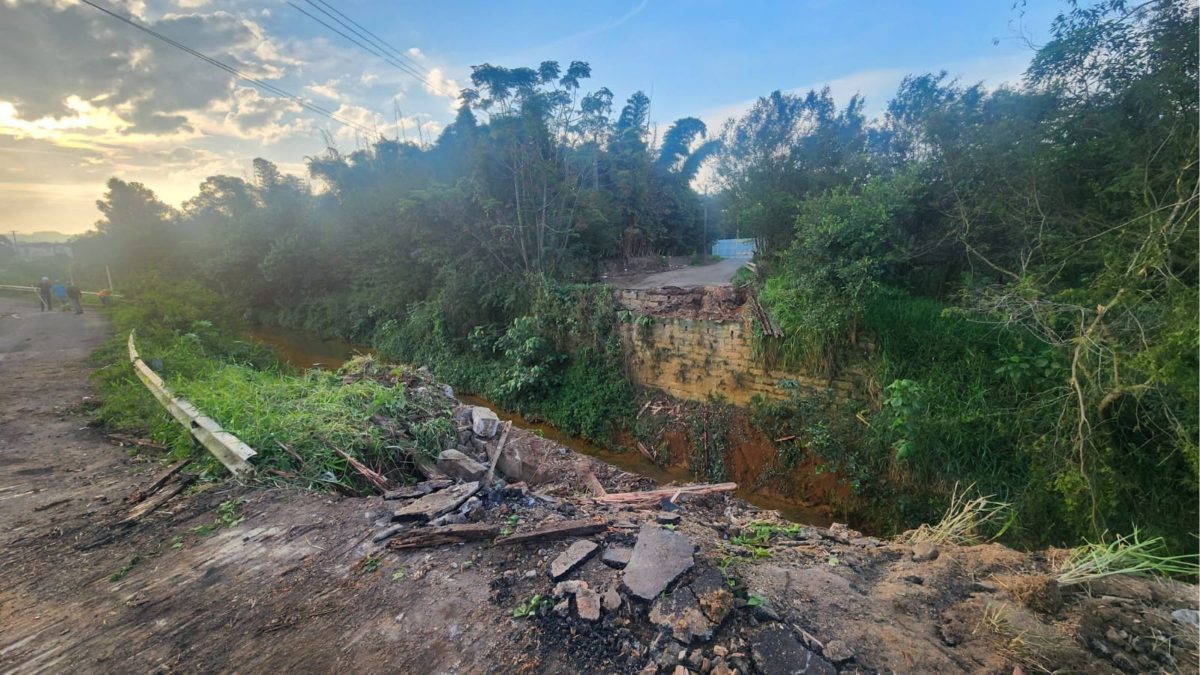 Criciúma vai demolir pontes de madeira após morte de jovens e protesto com incêndio