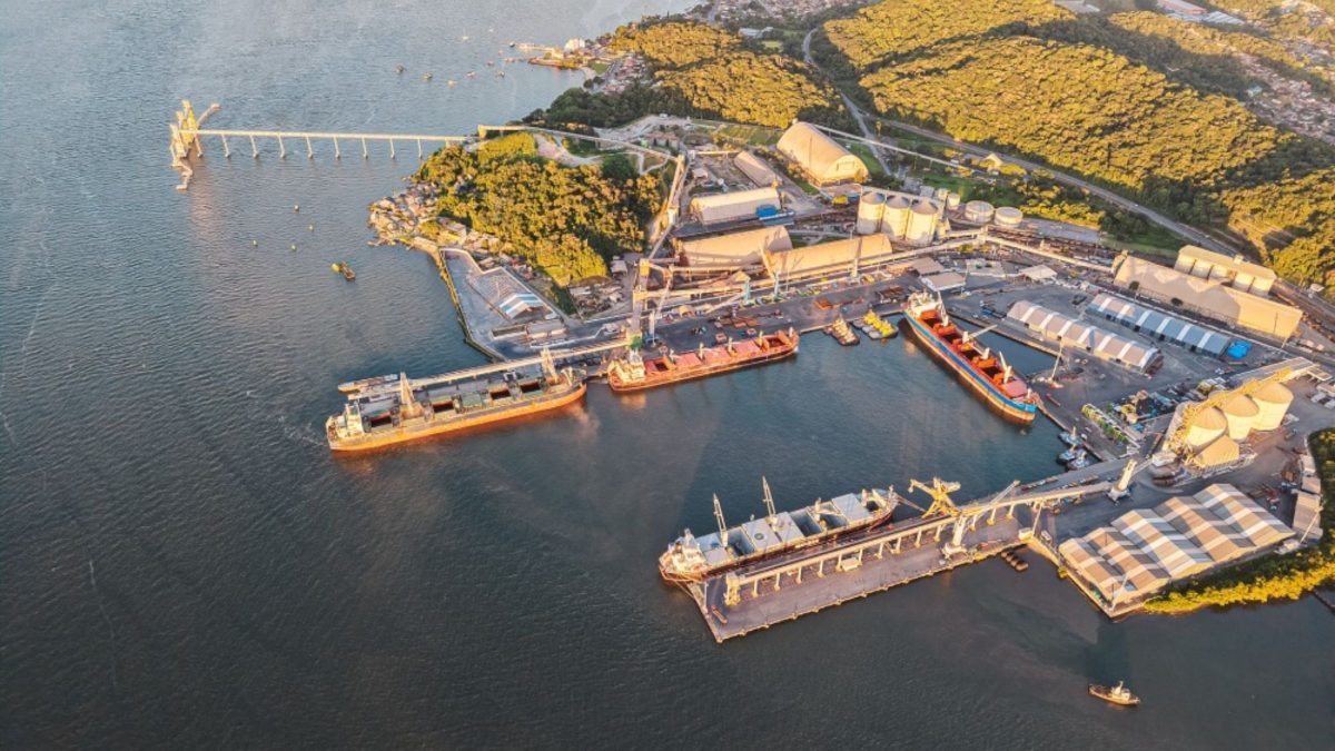 Maior porto de SC reaproveita areia do fundo do mar e projeto recebe prêmio inédito