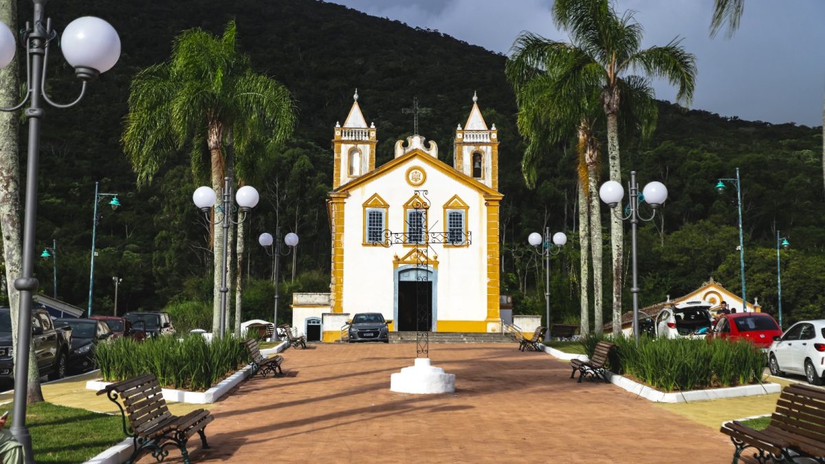 Praça em frente à igreja matriz do Ribeirão da Ilha é revitalizada e ganha acessibilidade