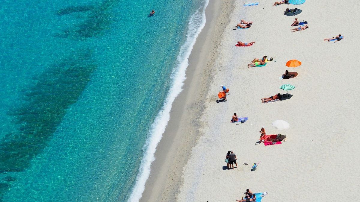 Banhistas entre 10 e 65 anos são proibidos de abrir guarda-sol em praia italiana