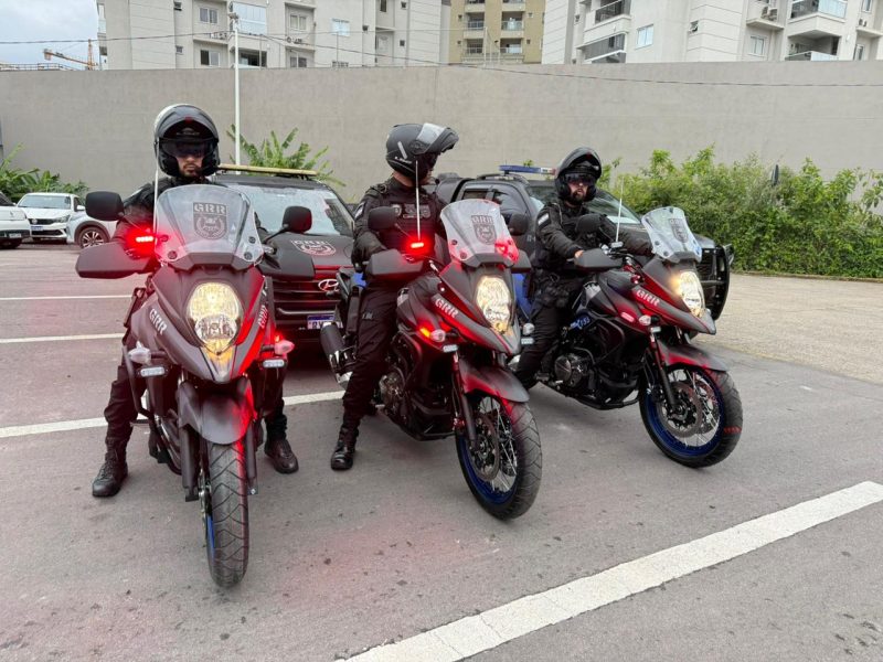 Entre as entregas realizadas estão seis novas viaturas operacionais, três motocicletas destinadas ao Grupamento de Resposta Rápida - Divulgação/Prefeitura de Itapema/ND