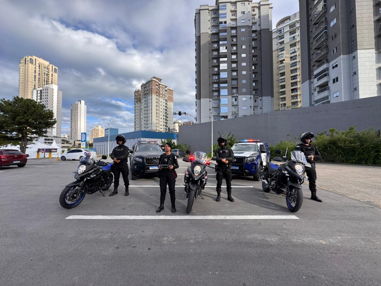 Entre as entregas realizadas estão seis novas viaturas operacionais, três motocicletas destinadas ao Grupamento de Resposta RápidaFoto: Divulgação/Prefeitura de Itapema/ND
