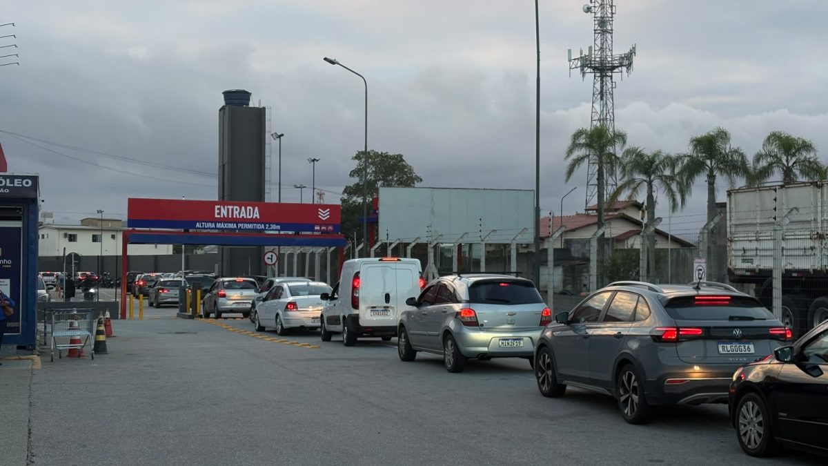 Semana de promoções atrai multidão e gera filas quilométricas em nova megaloja de SC