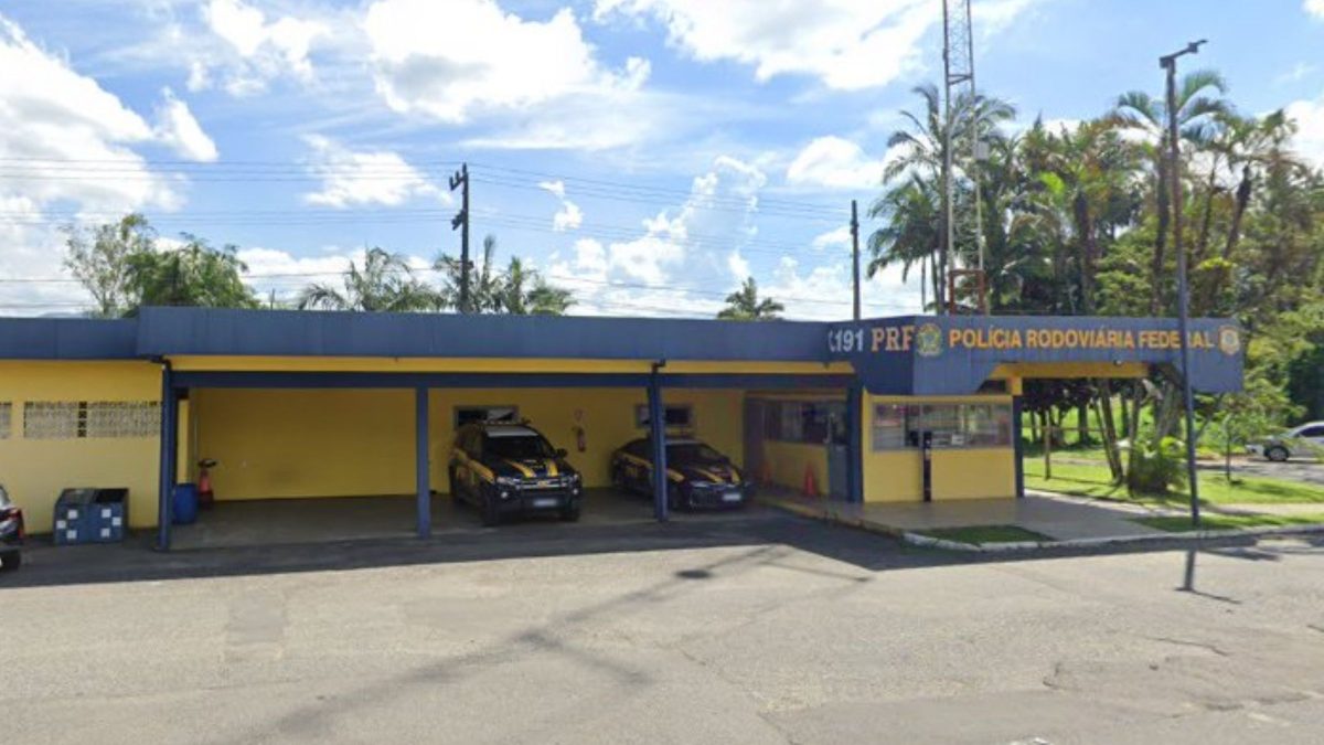 Casal é preso com cigarros eletrônicos, anabolizantes e remédios para emagrecer na BR-101