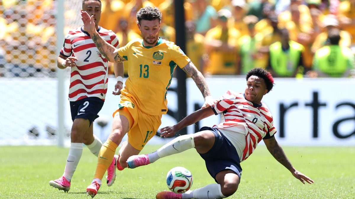 Com gol contra, Estados Unidos vencem Austrália e encaminham vaga ao mata-mata da Copa