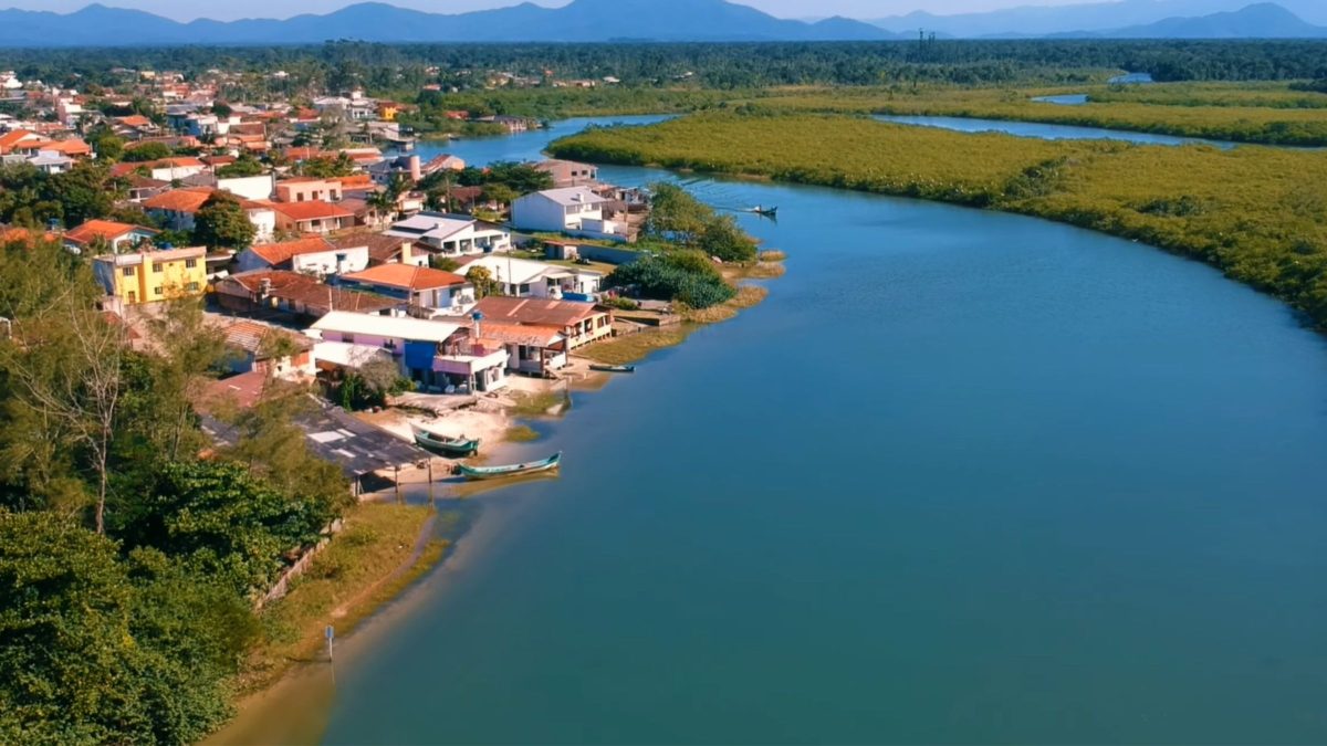 Conhecida pelos 32 km de praias, cidade de SC tem rio estratégico para abastecimento
