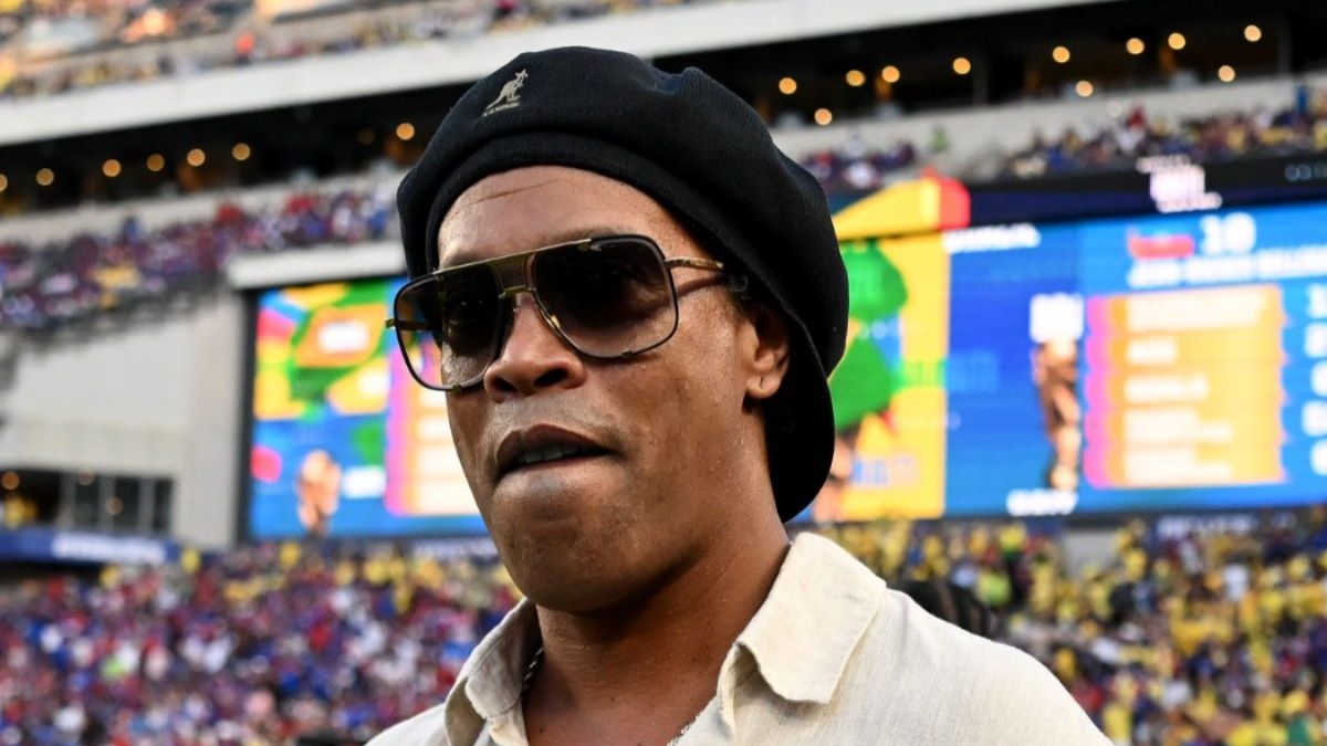 O ‘Bruxo’ está na área: Ronaldinho vai ao jogo entre Brasil e Haiti e motiva jogadores