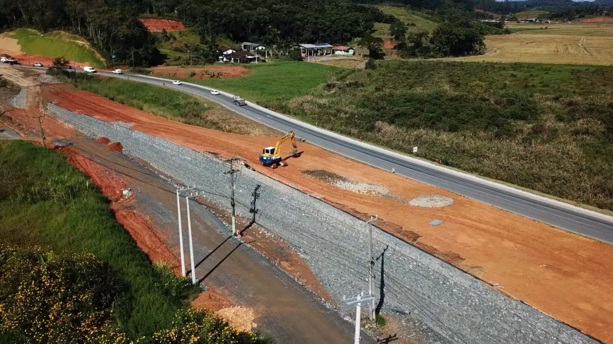Novo traçado e viaduto já transformam paisagem de rodovia estratégica que corta interior