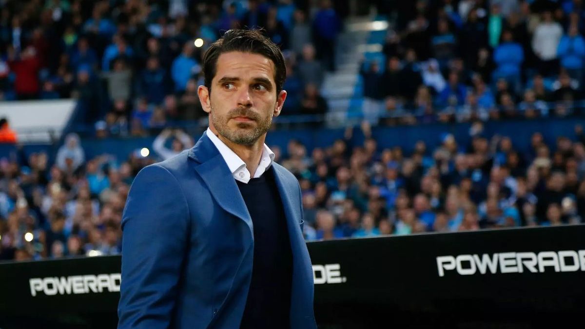 VÍDEO: Técnico argentino passa mal e sofre infarto em coletiva