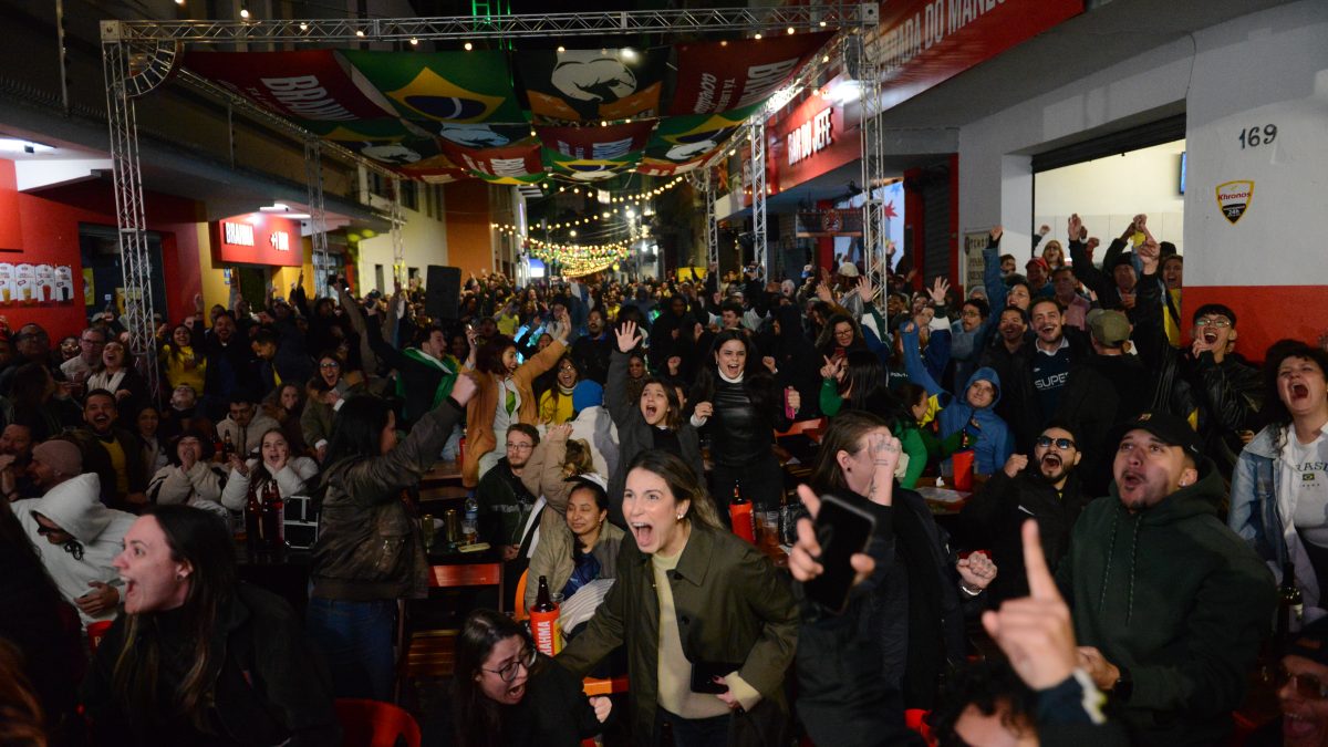Torcedores celebram vitória do Brasil em Florianópolis apesar do frio