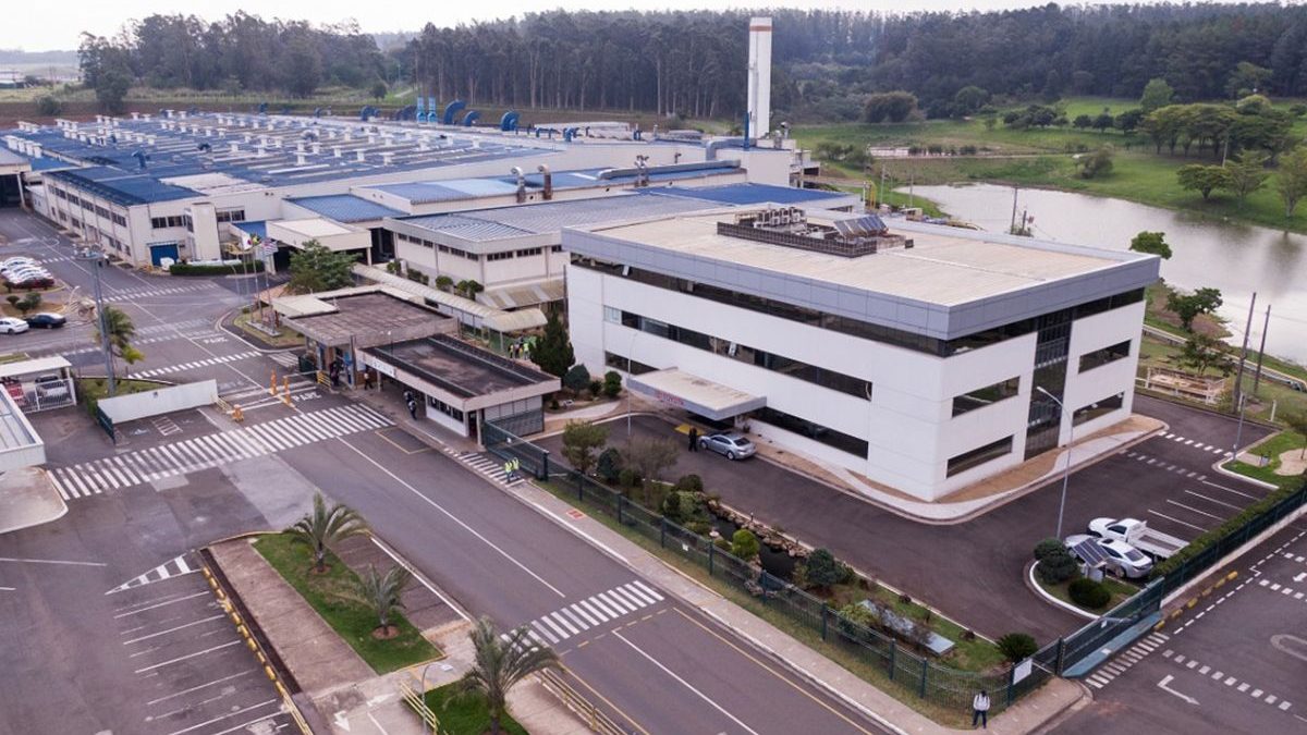 Maior montadora do planeta fecha fábrica de 1,5 mil funcionários no Brasil após 30 anos