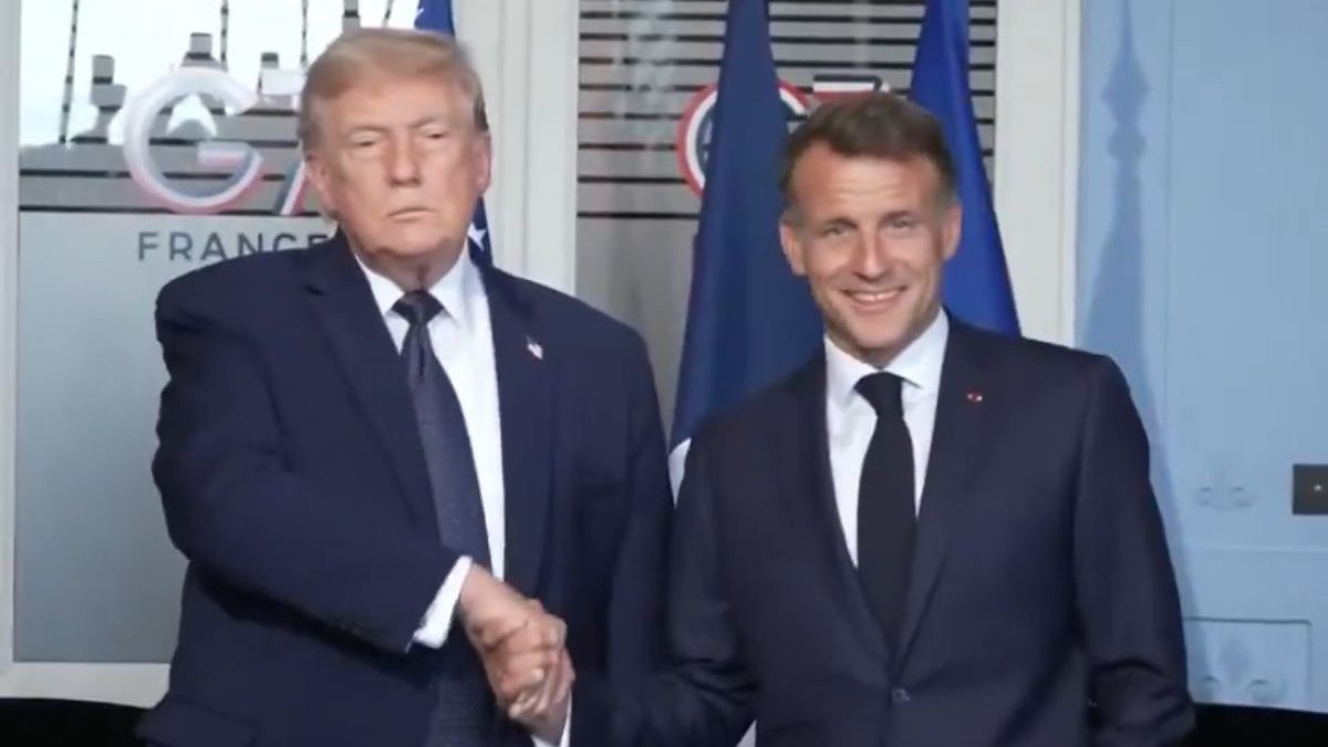 Clima tenso? Aperto de mãos 'gelado' entre Trump e Macron viraliza: 'Eles se odeiam'
