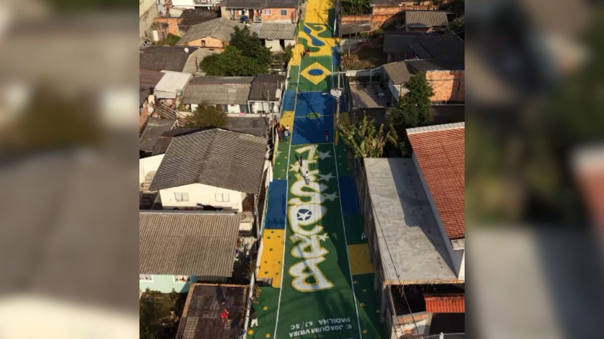 VÍDEO: Comunidade de SC se une para pintar rua e faz obra de arte para Copa do Mundo