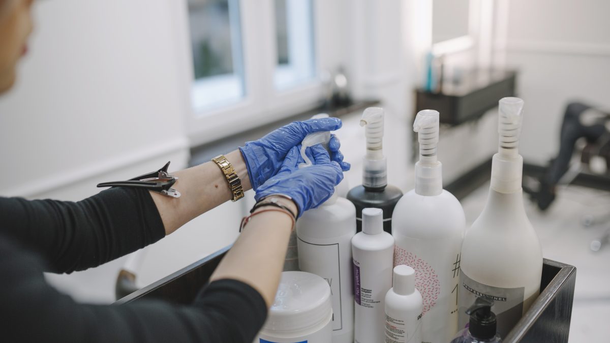 Você realmente precisa alternar shampoos? O que dizem os especialistas