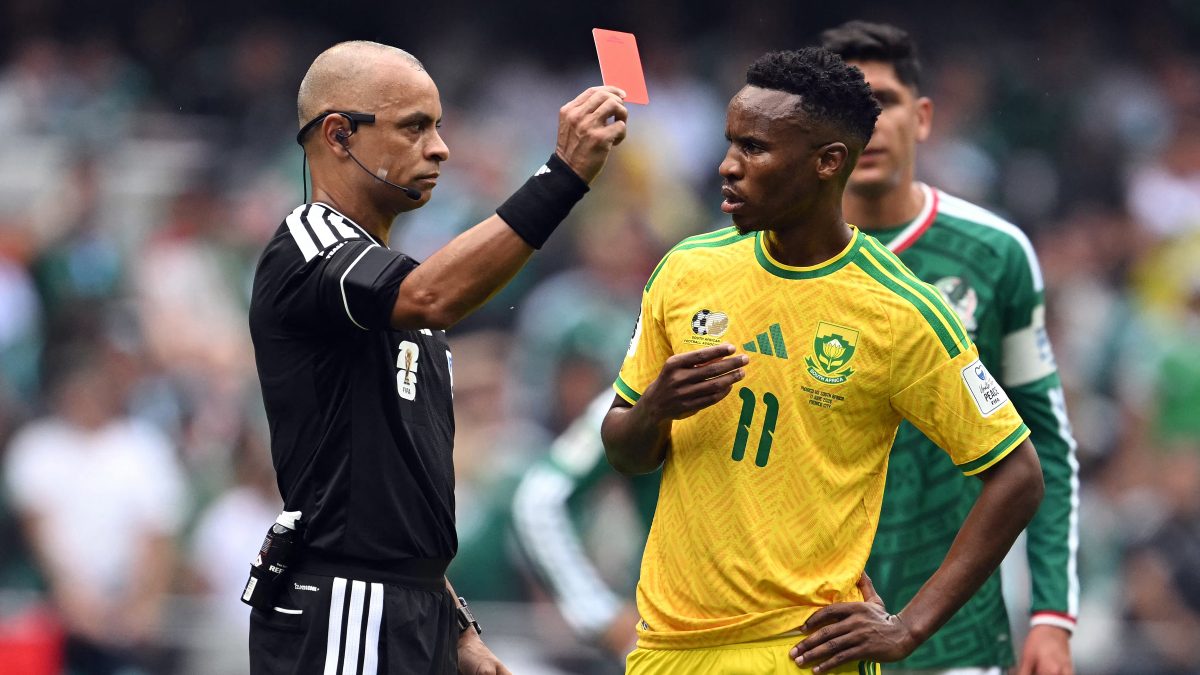Fifa aplica três jogos de suspensão a jogador da África do Sul após cartão vermelho