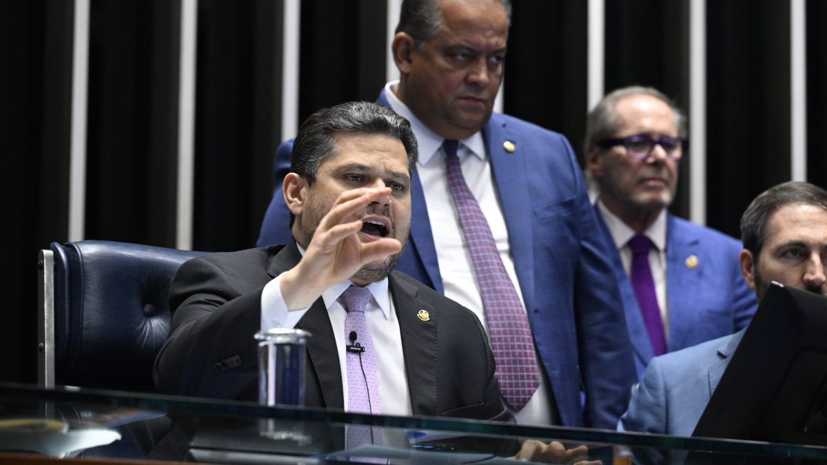 Debate sobre fim da escala 6x1 chega ao Senado em meio a incertezas políticas