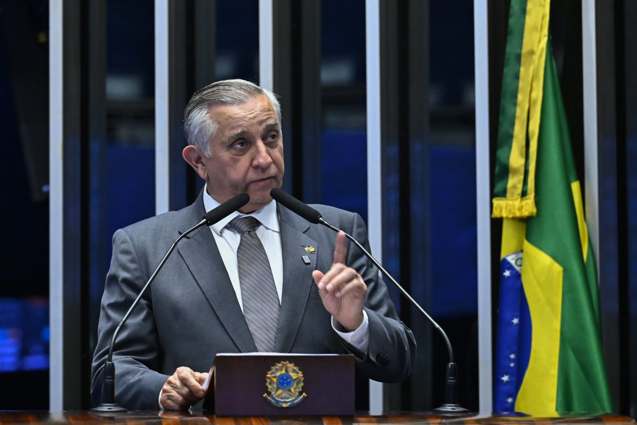 Izalci Lucas afirma que não disputará o Governo do DF por falta de legenda. PL deve reforçar aliança com Celina Leão nas eleições de 2026.