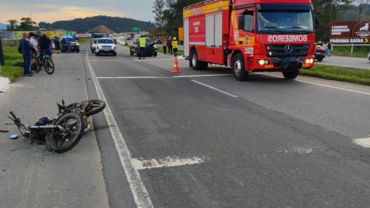 Idoso morre em acidente entre carro e moto na BR-470 em SC