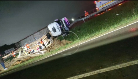Carreta tomba e motorista morre em grave acidente na BR-101