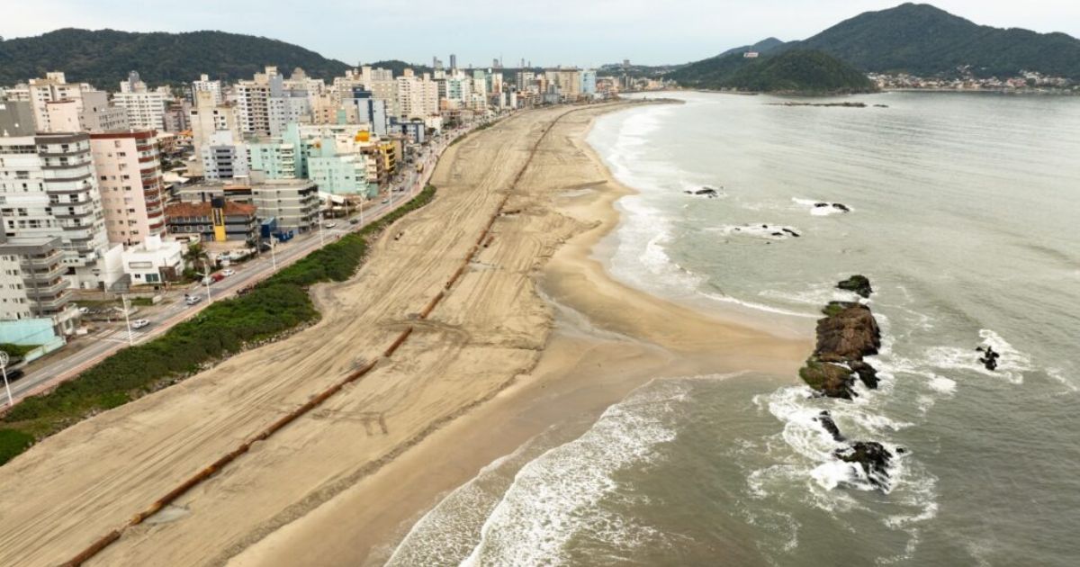 Alargamento de R$ 31,5 milhões em praia que ‘quase desaparece’ em SC ultrapassa 70% e avança antes do cronograma - QTU Questões do Universo