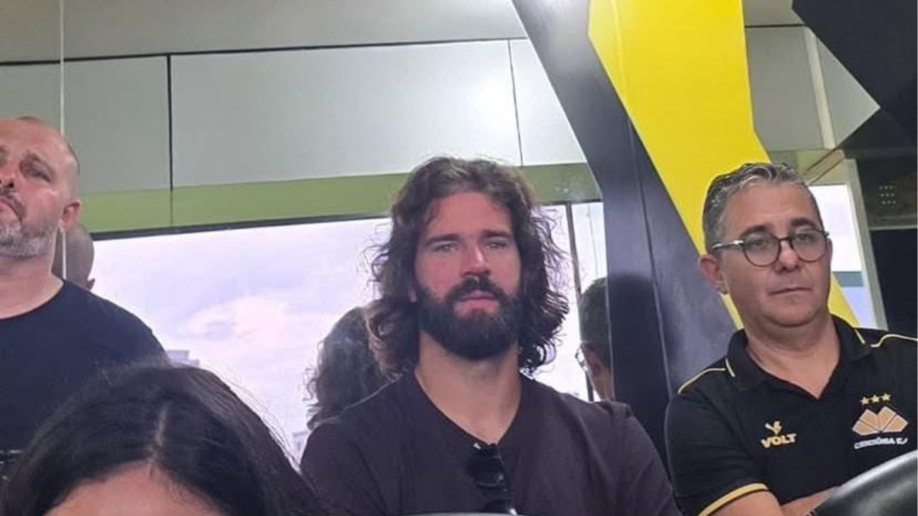 Goleiro Alisson, da Seleção Brasileira, acompanha Criciúma contra Náutico no Majestoso para ver o irmão jogar em SC