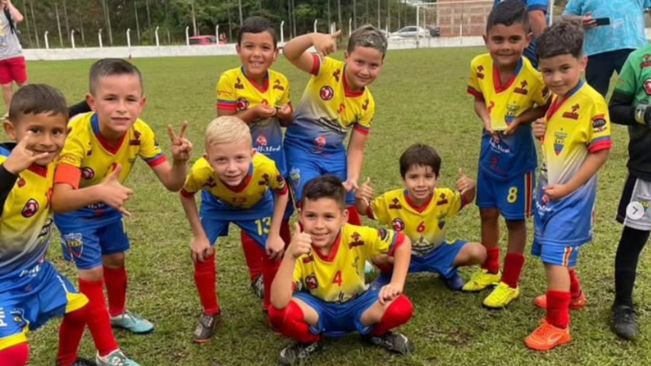 Escolinha do Aviação FC Joinville tem cerca de 300 crianças aprendendo futebol