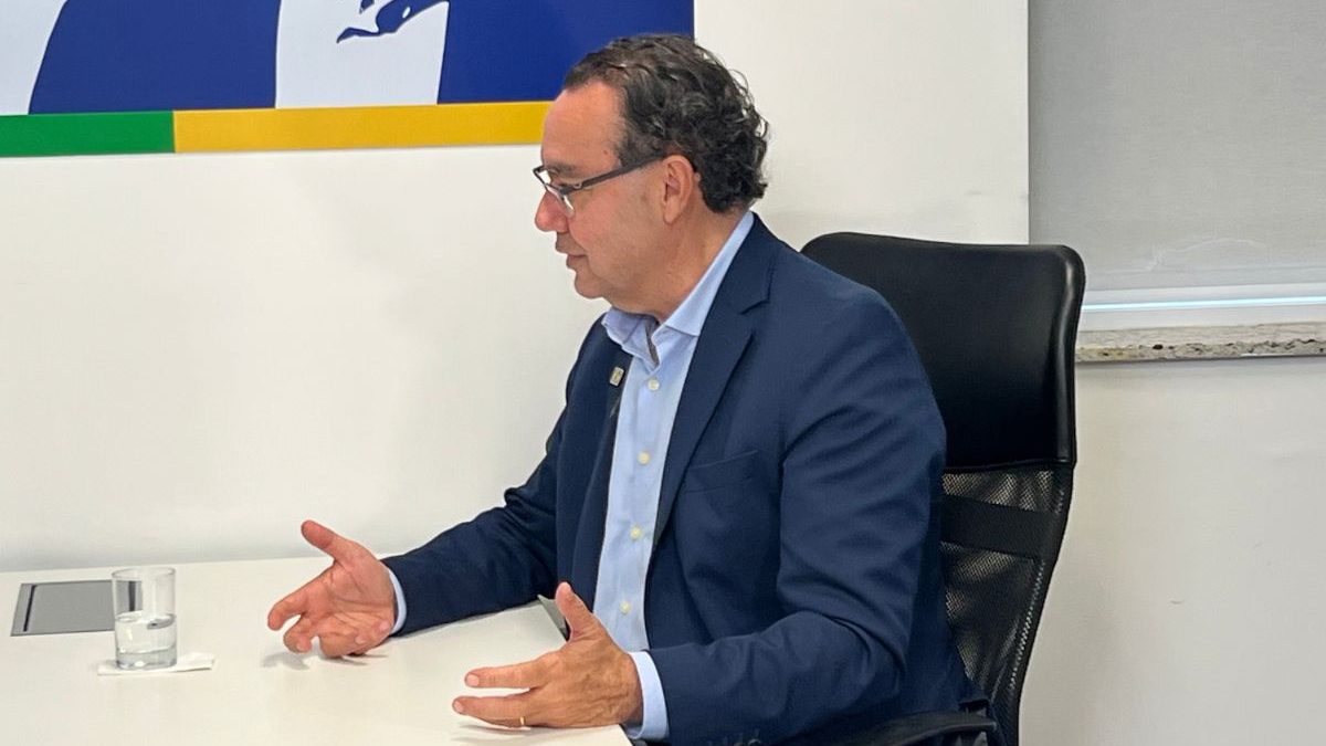 Cury promete aumentar salário mínimo em 50% em quatro anos e revisar 50 mil cargos comissionados para cortar gastos no governo - QTU Questões do Universo