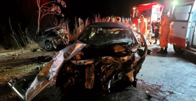 Acidente na BR-251 deixa três feridos - BR-251 teve colisão entre Gol e Vectra