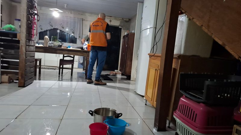 Chuva de granizo provocou danos em telhados de residências e mobilizou equipes da Defesa Civil em Brusque. - PMB/Divulgação/ND Mais