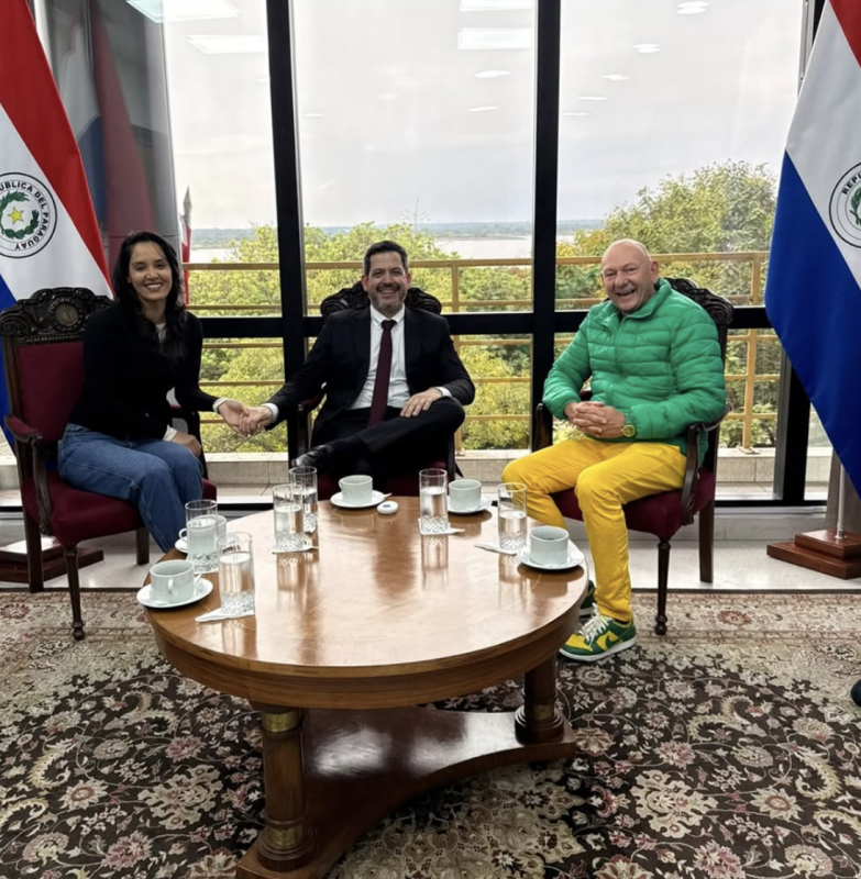 Raul Latorre, deputado do Paraguai, recebeu Luciano Hang ao lado da esposa, Jociani Daysi Repossi - Reprodução/Instagram @lucianohangbr/ND Mais