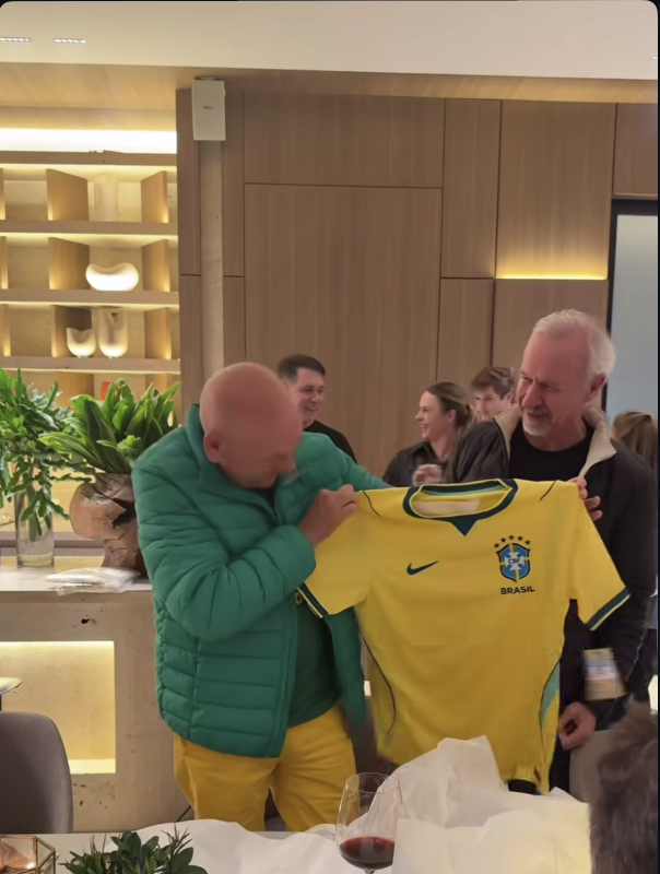 Luciano Hang recebeu uma camisa da seleção brasileira durante passagem pelo Paraguai nesta semana - Reprodução/Instagram @lucianohangbr/ND Mais