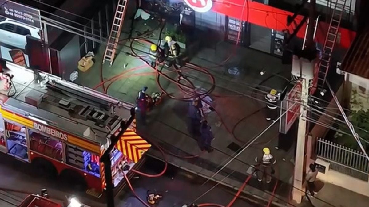 Incêndio de Grandes Proporções Atinge Comércio em São José, SC