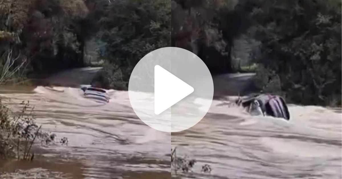 Casal com duas crianças escapa por pouco após tentar atravessar ponte submersa e carro ser arrastado na Serra de SC