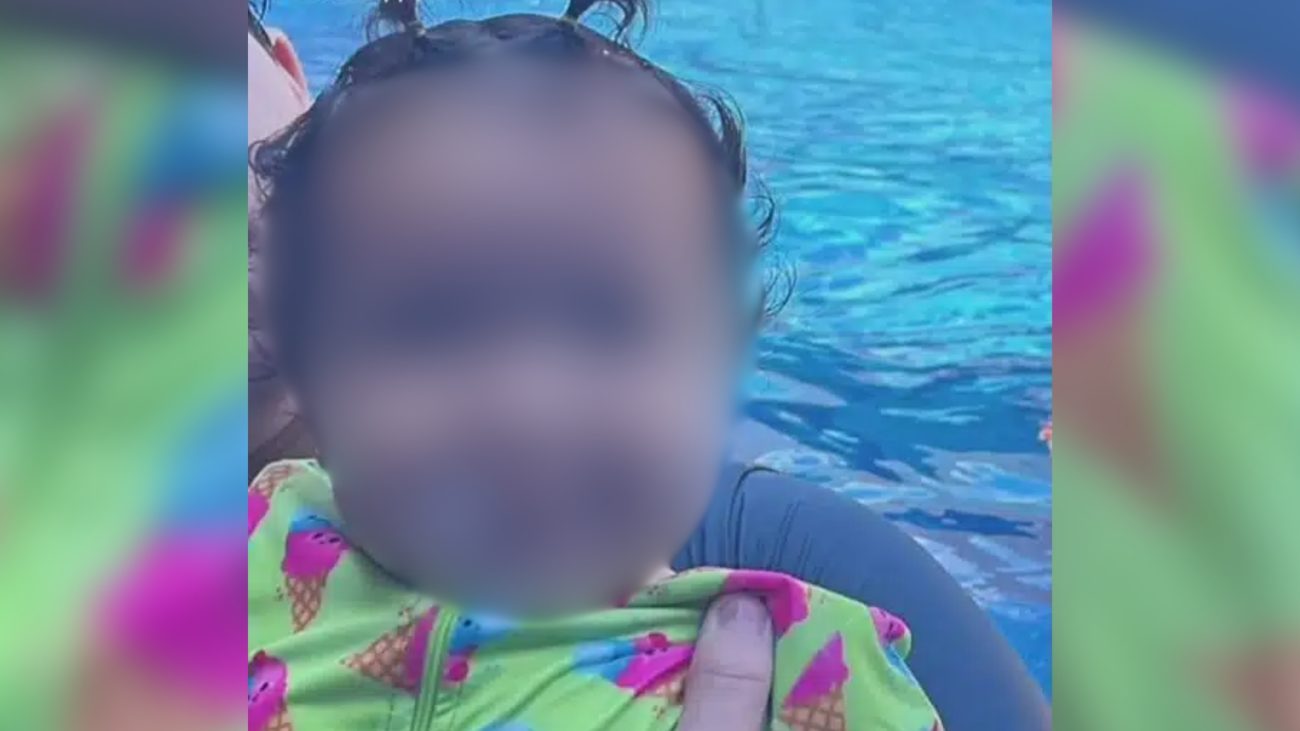 Bebê Helena em psicina sobre mãe da bebê de 10 meses