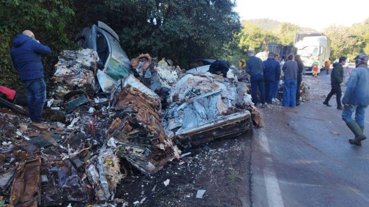 Caminhão Tomba e Causa Grave Acidente com 5 Veículos na BR-386