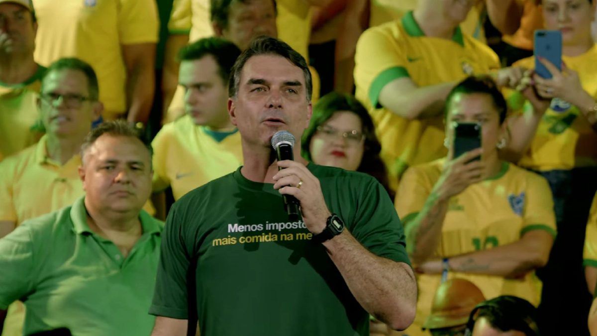 Flávio Bolsonaro critica Lula e defende EUA em agendas nos EUA e Ceará