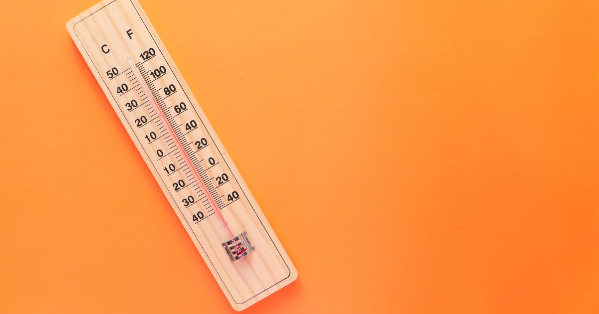 Termômetro registra temperatura elevada, ilustrando os efeitos do El Niño, que favorece períodos de calor acima da média em diferentes regiões.