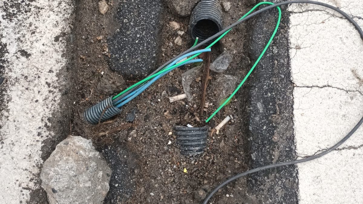 Criminosos escavam concreto para roubar fios e deixar rodovias no escuro
