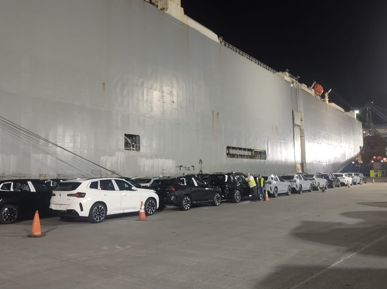 A operação foi realizada por meio de rampas próprias da embarcação, por onde os veículos entram e saem do navio sem a necessidade de guindastesFoto: Porto de Itajaí/Divulgação/ND Mais