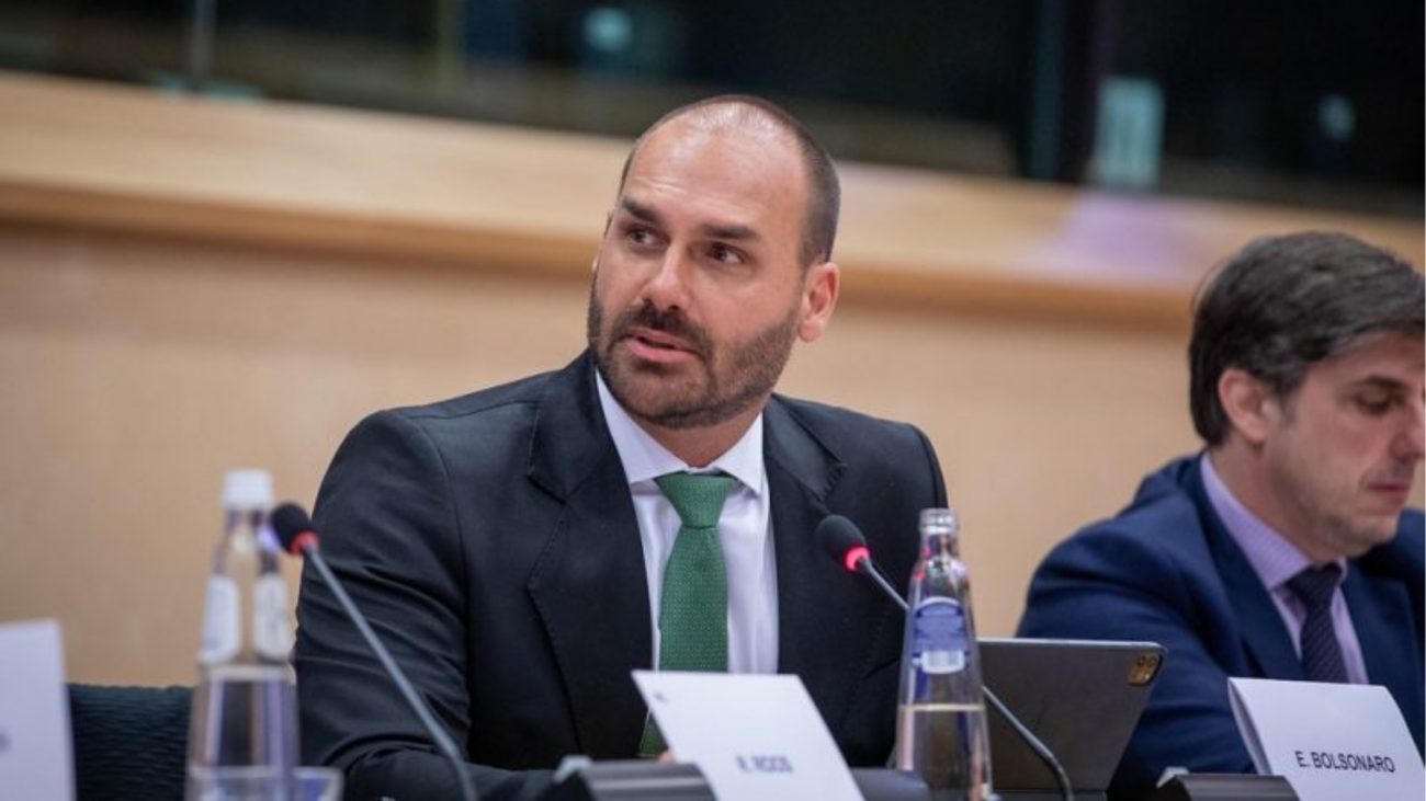 Eduardo Bolsonaro afirmou que apoiaria a saída do irmão do Brasil caso ele perdesse a disputa pelo PlanaltoFoto: Reprodução/ND Mais