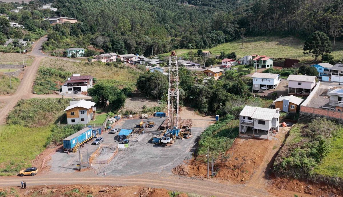 Equipe trabalha na perfuração do poço profundo que irá fortalecer o sistema de abastecimento de água em Seara.Foto: Divulgação/Casan/ND Mais
