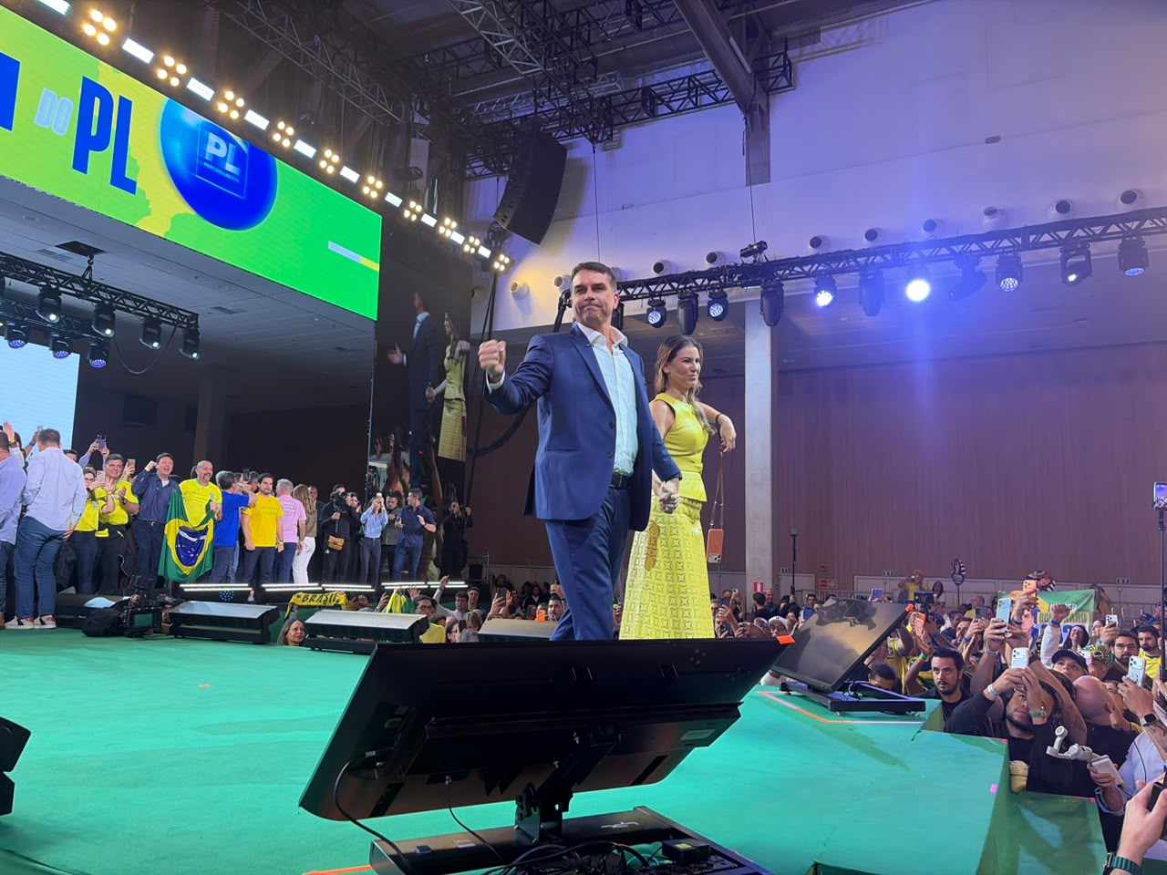 Em seu primeiro discurso como candidato, Flávio Bolsonaro prometeu honrar o legado do pai e criticou o governo Lula e o STF
