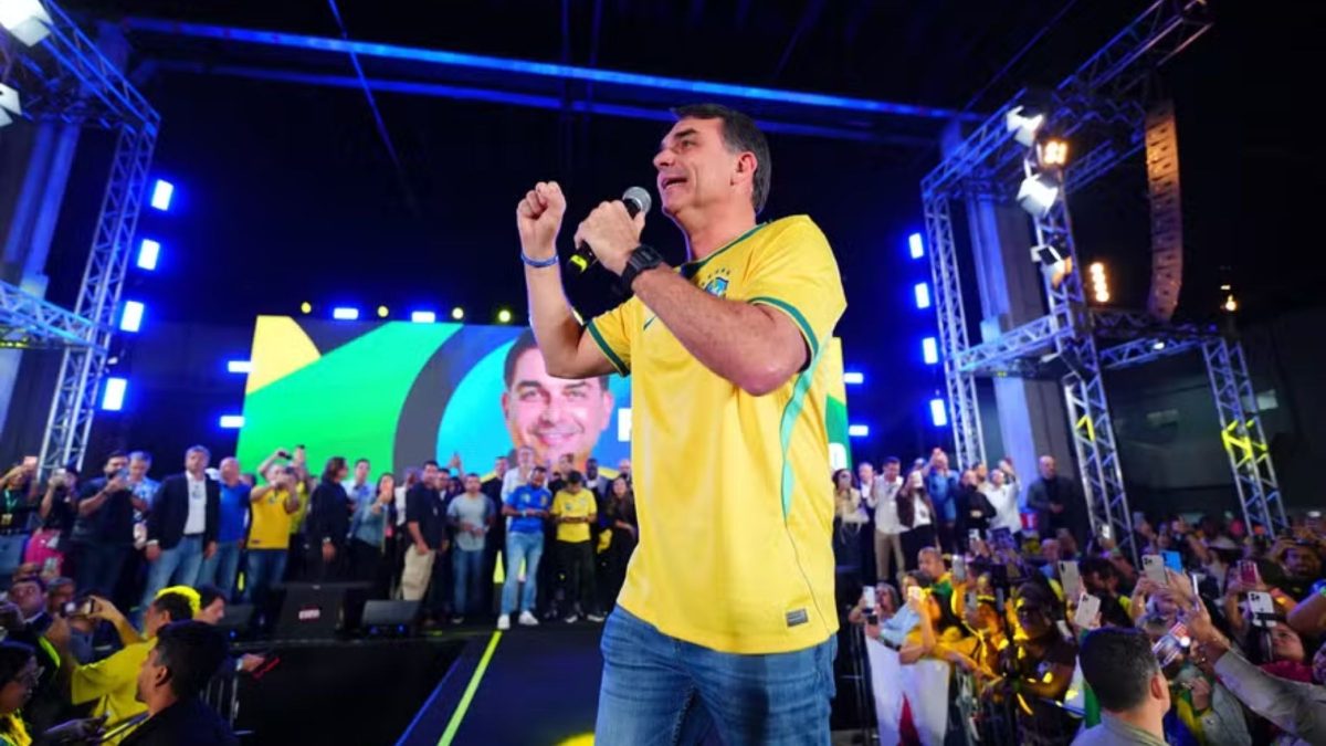 Em convenção no DF, Flávio Bolsonaro fala em ‘Fies sem juros’ e fim de dívida para recém-formados desempregados - QTU Questões do Universo