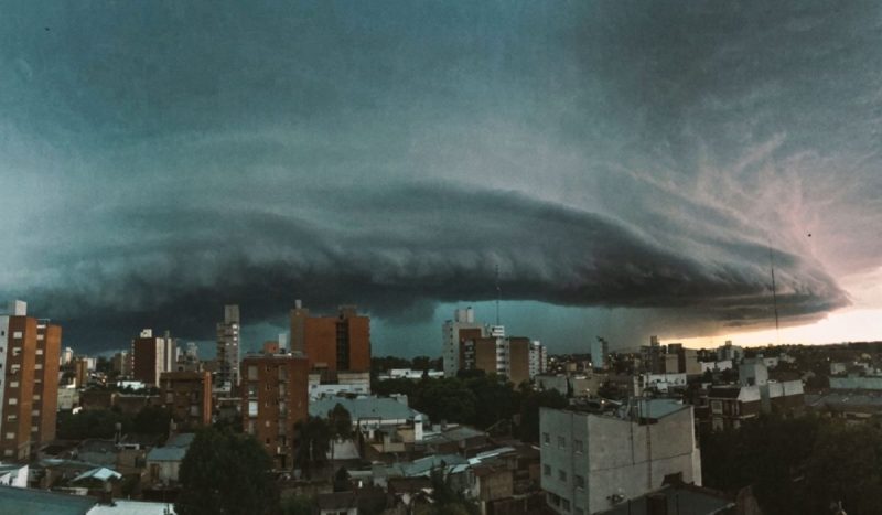 Ciclone, frente fria e rio atmosférico intenso vão trazer chuvas intensas, riscos de granizo e tornados ao Sul - SMN Argentina/SMN_Argentina/X