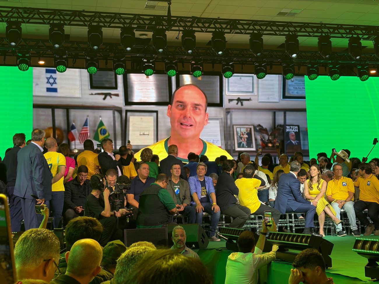 Carlos Bolsonaro participou da convenção do PL por meio de vídeo exibido durante o evento, que oficializa Flávio Bolsonaro como candidato à PresidênciaFoto: André Groh/ND Mais