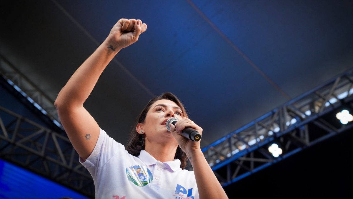 Michelle Bolsonaro não irá a ato que oficializa Flávio à Presidência