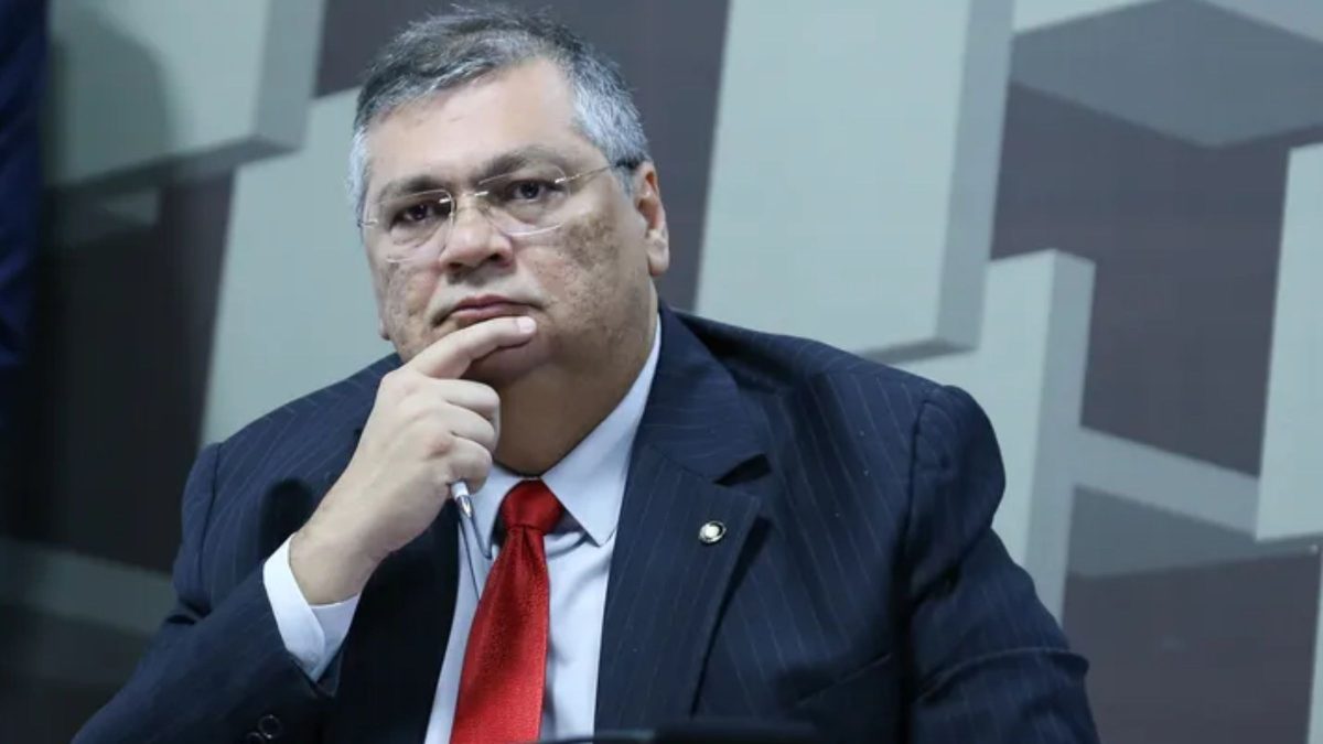 “Quem indica, responde?” Dino cobra Congresso por controle de bilhões em emendas - QTU Questões do Universo
