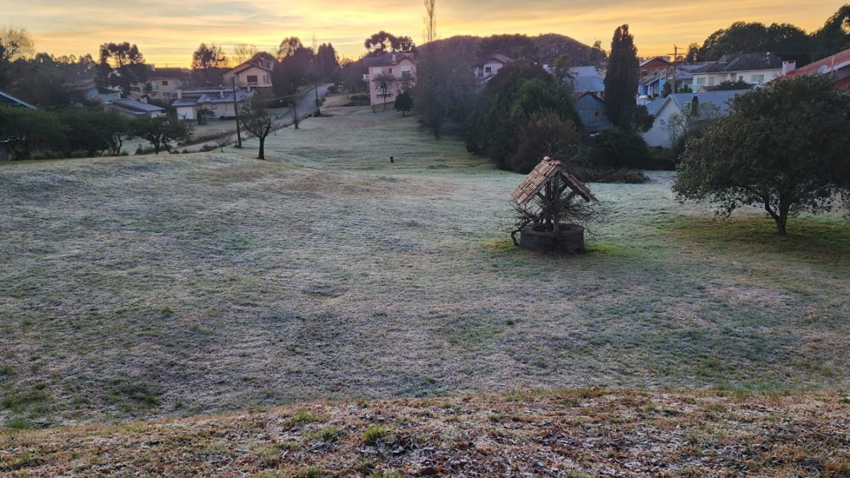 Frio Intenso Cobre Serra Catarinense com Geada e Temperaturas Negativas