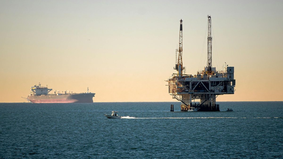 Governo Trump retoma sanções contra petróleo do Irã e faz preço da commodity disparar mais de 5%